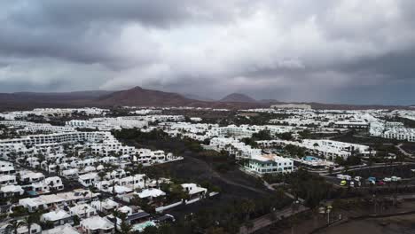 toma de drone de una ciudad costera tropical.