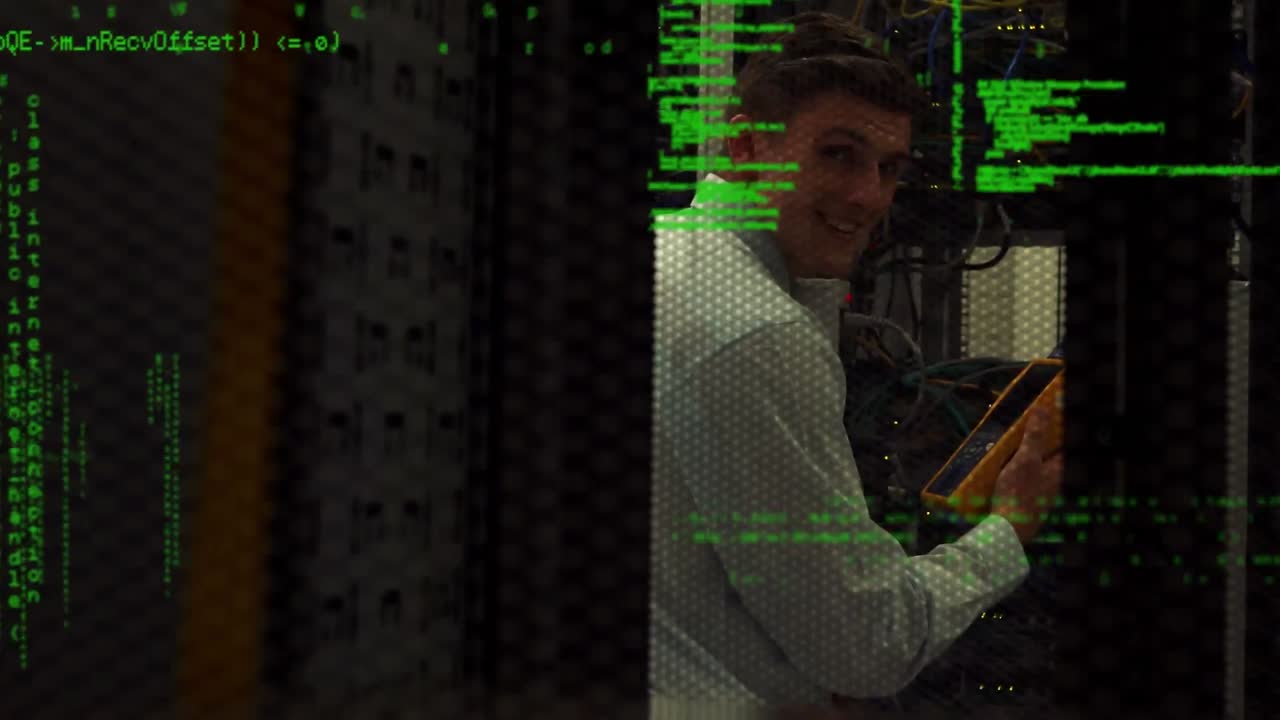 animación del procesamiento de datos sobre el hombre caucásico en la sala de servidores