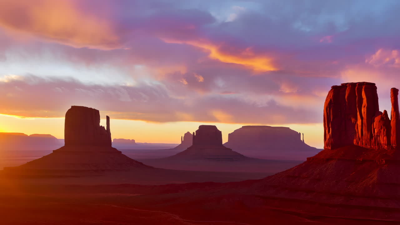 el valle del monumento al atardecer