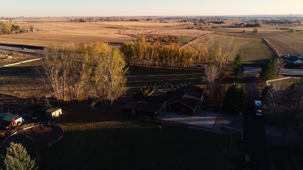 Piccole fattorie e l'autostrada 14 vicino a Fort Collins, Colorado, autunno 2021, ripresa drone 4K, luce dorata.
