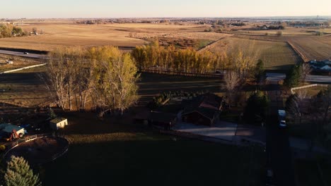 pequeñas propiedades agrícolas y la autopista 14 cerca de fort collins colorado otoño 2021 4k drone luz dorada