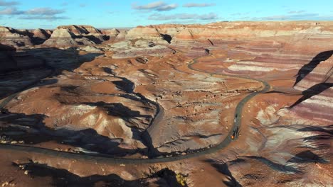 Antena-4k-De-Mesa-Azul-En-El-Parque-Nacional-Del-Bosque-Petrificado-En-Arizona,-Estados-Unidos