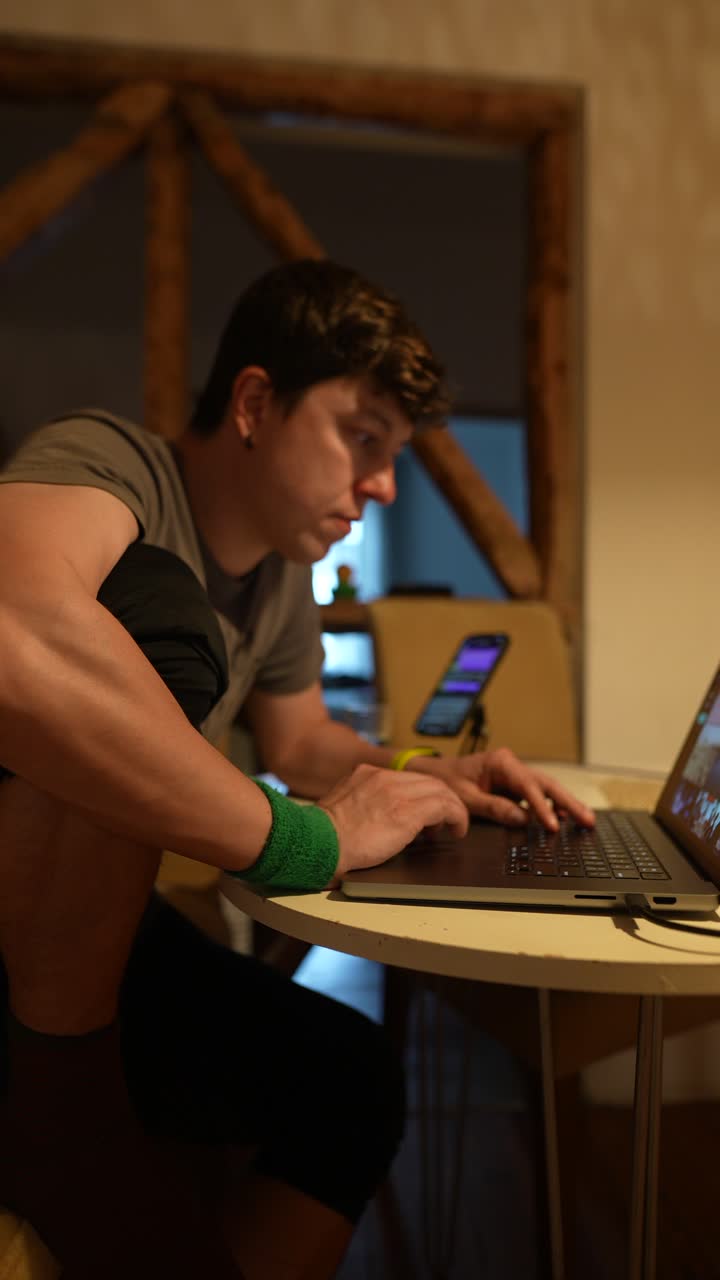 hombre trabajando en una computadora portátil