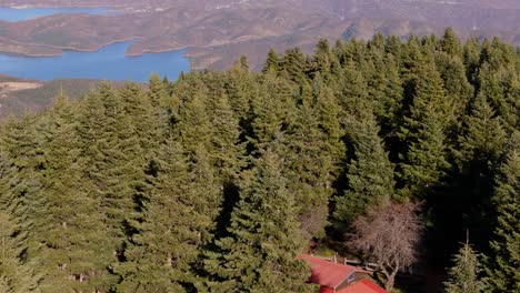 cabaña de madera roja en medio del profundo lago mediteerraen kirkinis en verano