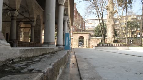 Caminando-En-El-Patio-De-La-Mezquita