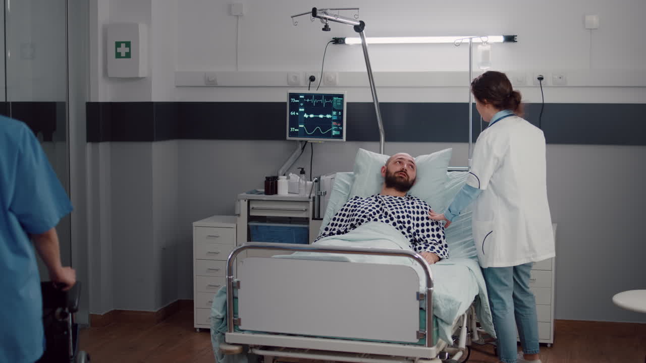 hombre enfermo descansando en la cama mientras el médico terapeuta monitorea la recuperación respiratoria