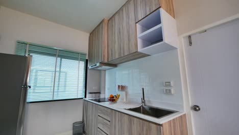 decoración de la despensa del hogar con gabinetes y estantes de madera de color claro
