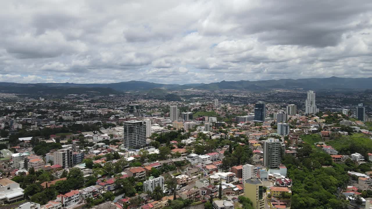 Vista aerea di Tegucigalpa con drone nel Distrito Central che mostra il paesaggio urbano, i quartieri residenziali, i quartieri degli affari e le colline circostanti nella capitale dell'Honduras, America Centrale