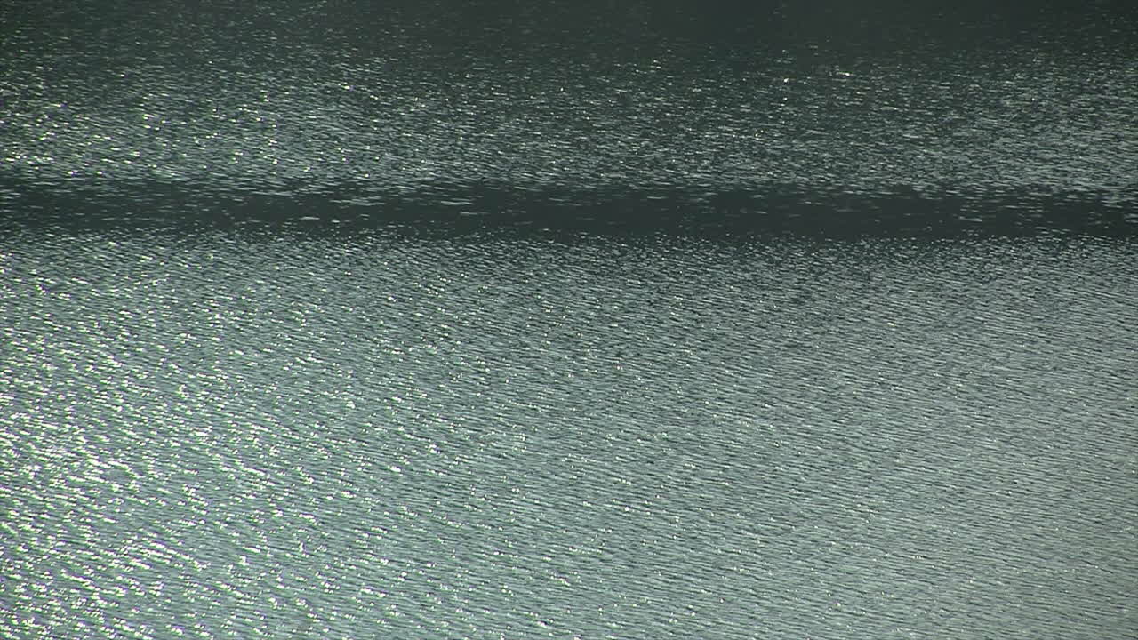 반짝이는 물결 패턴은 호수 전체에 밝고 어두운 띠를 만듭니다.