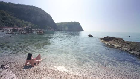 Dünne-Dame-In-Ihren-Roten-Bikinis-An-Der-Küste-Von-Montenegro-An-Sonnigen-Sommertagen