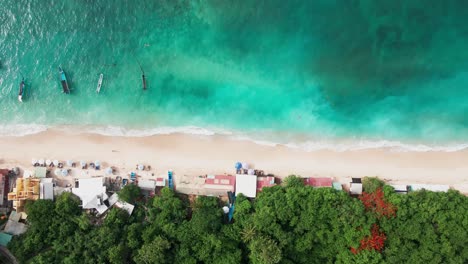 Vista-De-Arriba-Hacia-Abajo-De-La-Prístina-Playa-De-Arena-Blanca-De-Thomas-En-Uluwatu,-Bali,-Indonesia