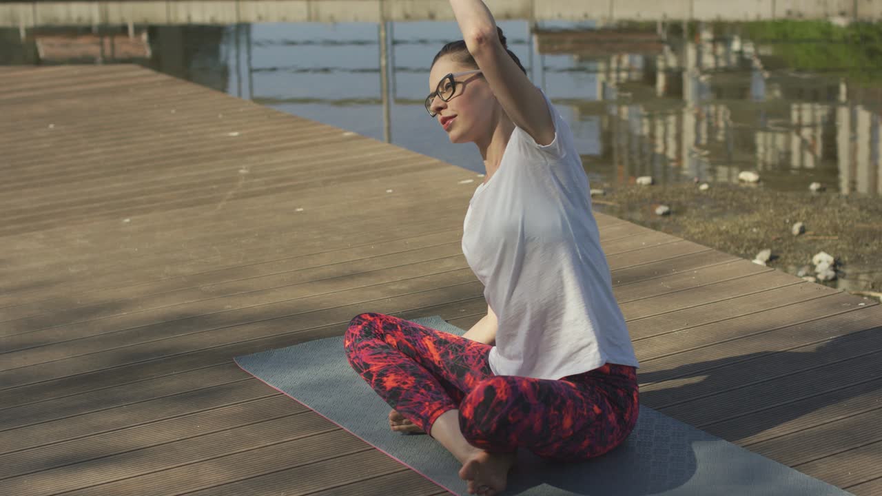 mujer yogui practicando al amanecer