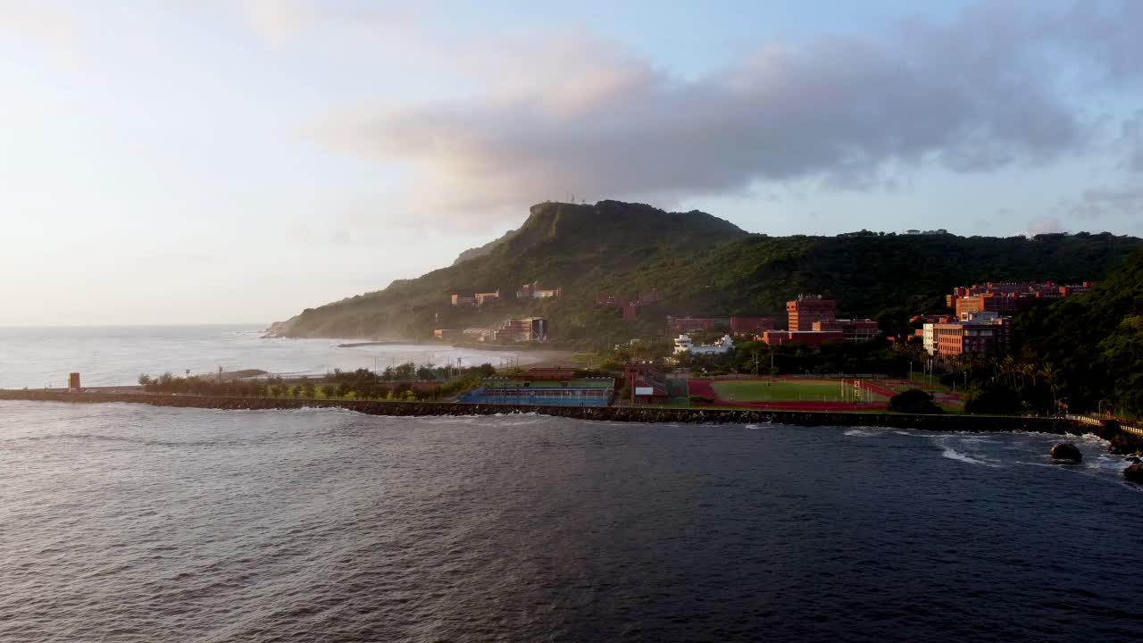눈 인 얼음과 은 파란 하늘, 차분한 얼어붙은 호수 풍경으로 밝은 겨울 풍경