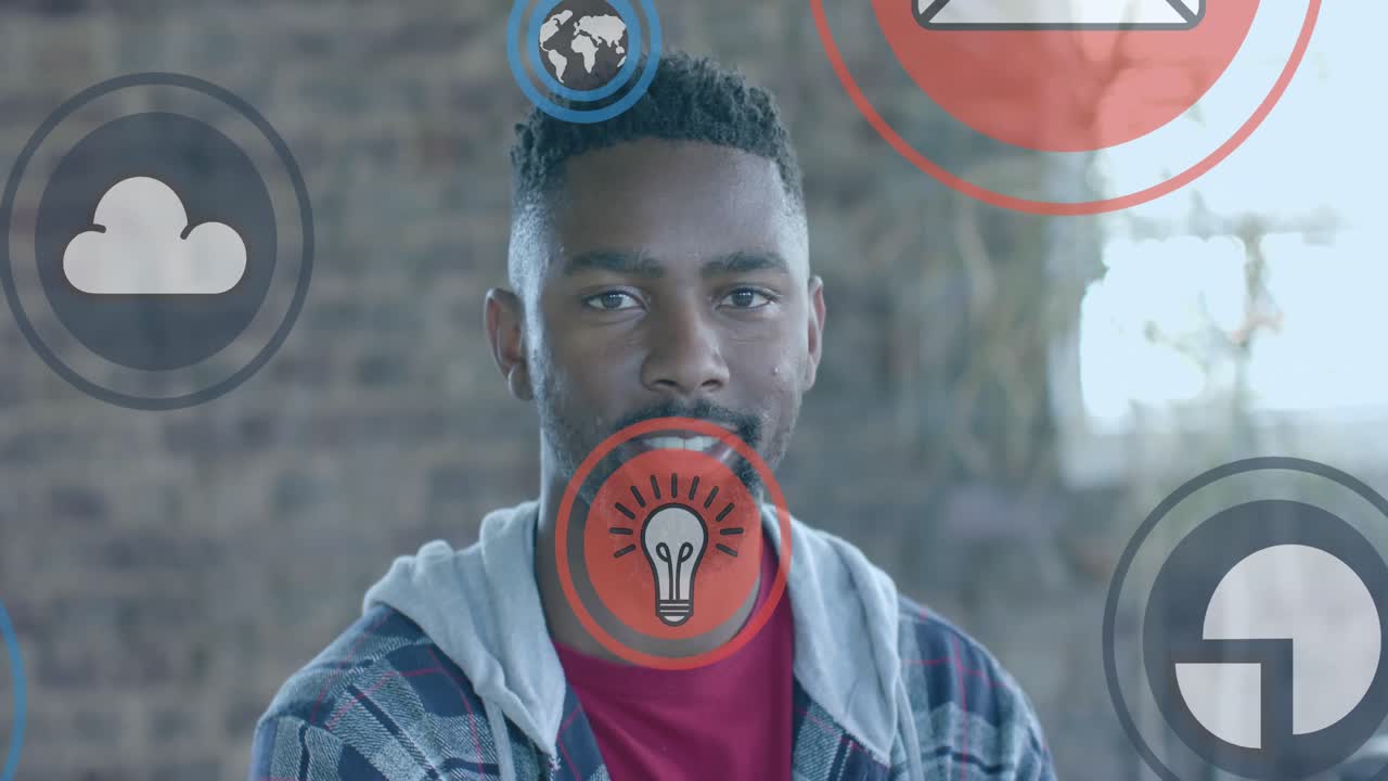 animación de iconos de los medios sobre feliz empresario afroamericano en el cargo