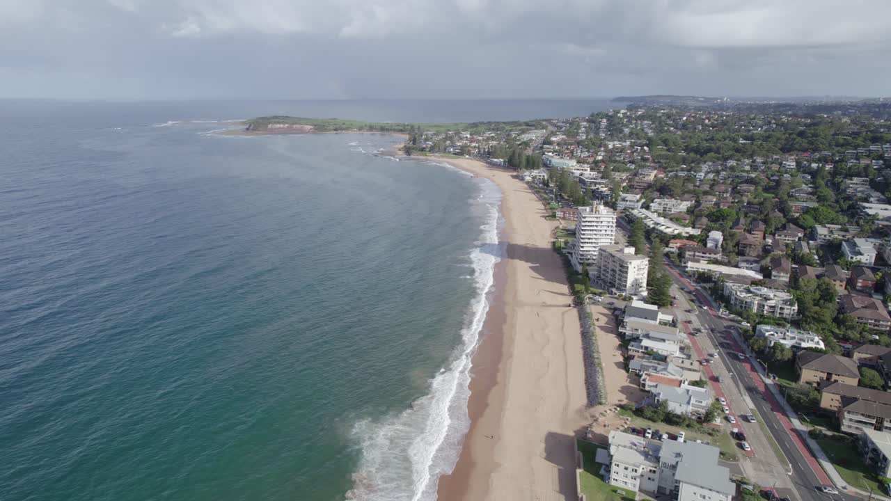suburbios y playa collaroy en sídney, nsw, australia - toma aérea