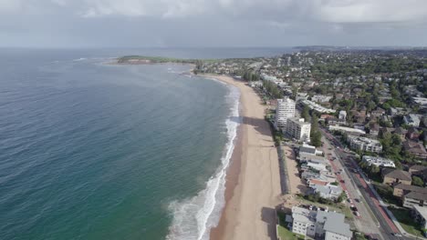 Suburbios-Y-Playa-Collaroy-En-Sydney,-Nsw,-Australia---Toma-Aérea