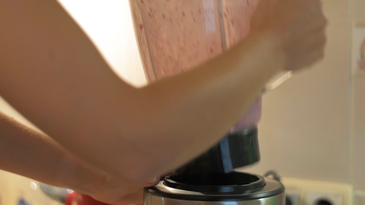 건강한 베리 및 바나나 테일의 블렌더, 중간 을 가지고 그을 제거하는 여성