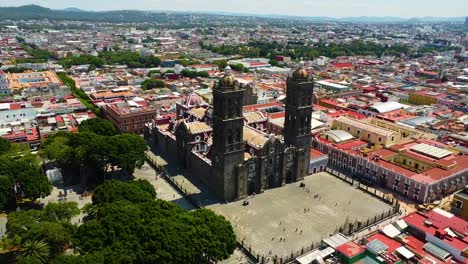 fotografía aérea de la famosa catedral de la ciudad de puebla con un turista visitante en la plaza en un día soleado, méxico