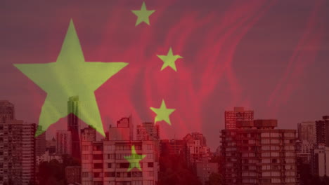 animación de la bandera nacional de china y llamaradas de lente sobre edificios altos contra el cielo en la ciudad