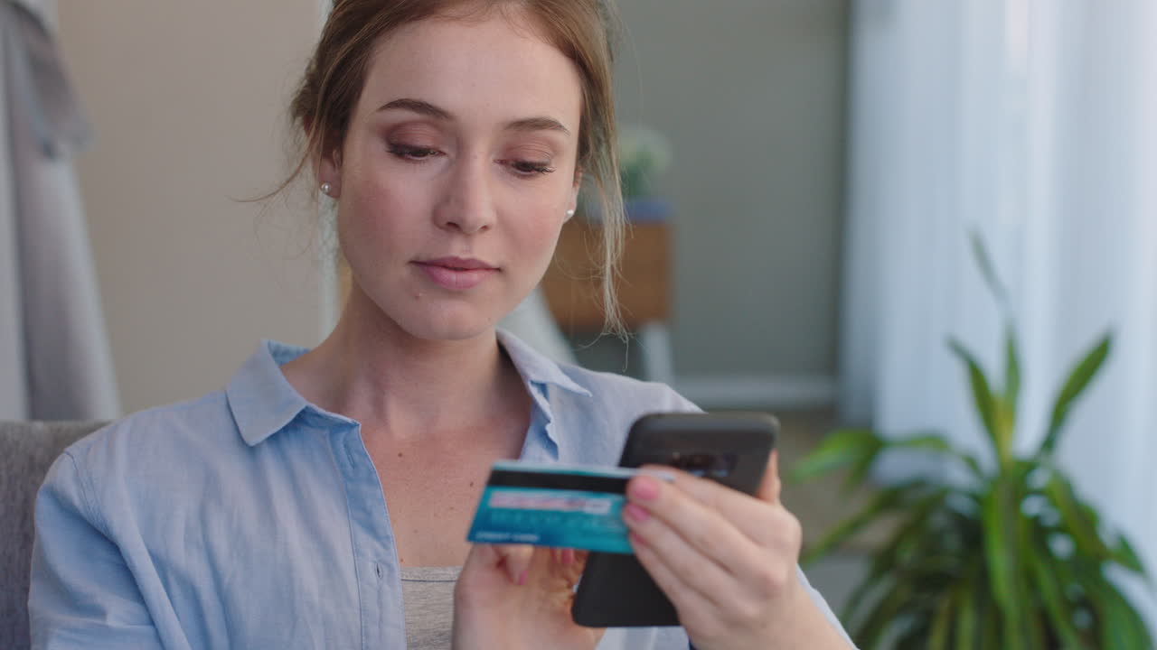mujer hermosa usando un teléfono inteligente comprando en línea gastando dinero en tarjeta de crédito aplicación de banca móvil con moneda digital disfrutando de libertad financiera