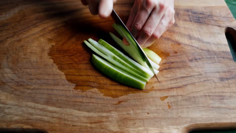 cortar el pepino en rodajas