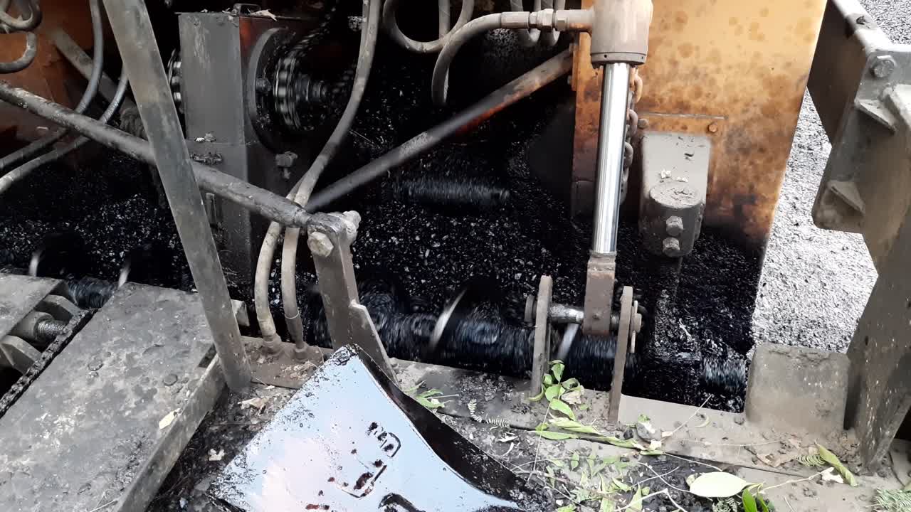 재포장 건설 프로젝트 중에 아스팔트 층을 배치하는 포장 재료 피니셔, 아스팔트 피니셔 또는 포장 기계