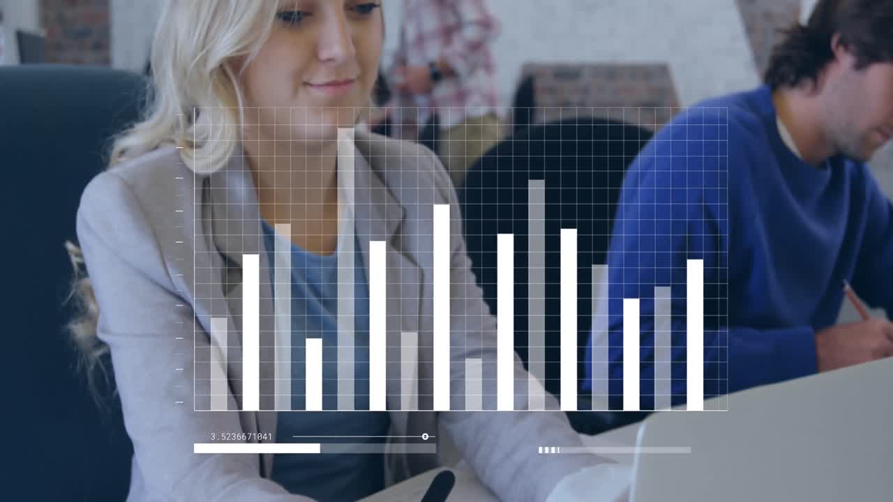 animación de gráficos y barras de carga sobre mujer caucásica trabajando en una computadora portátil en la oficina.