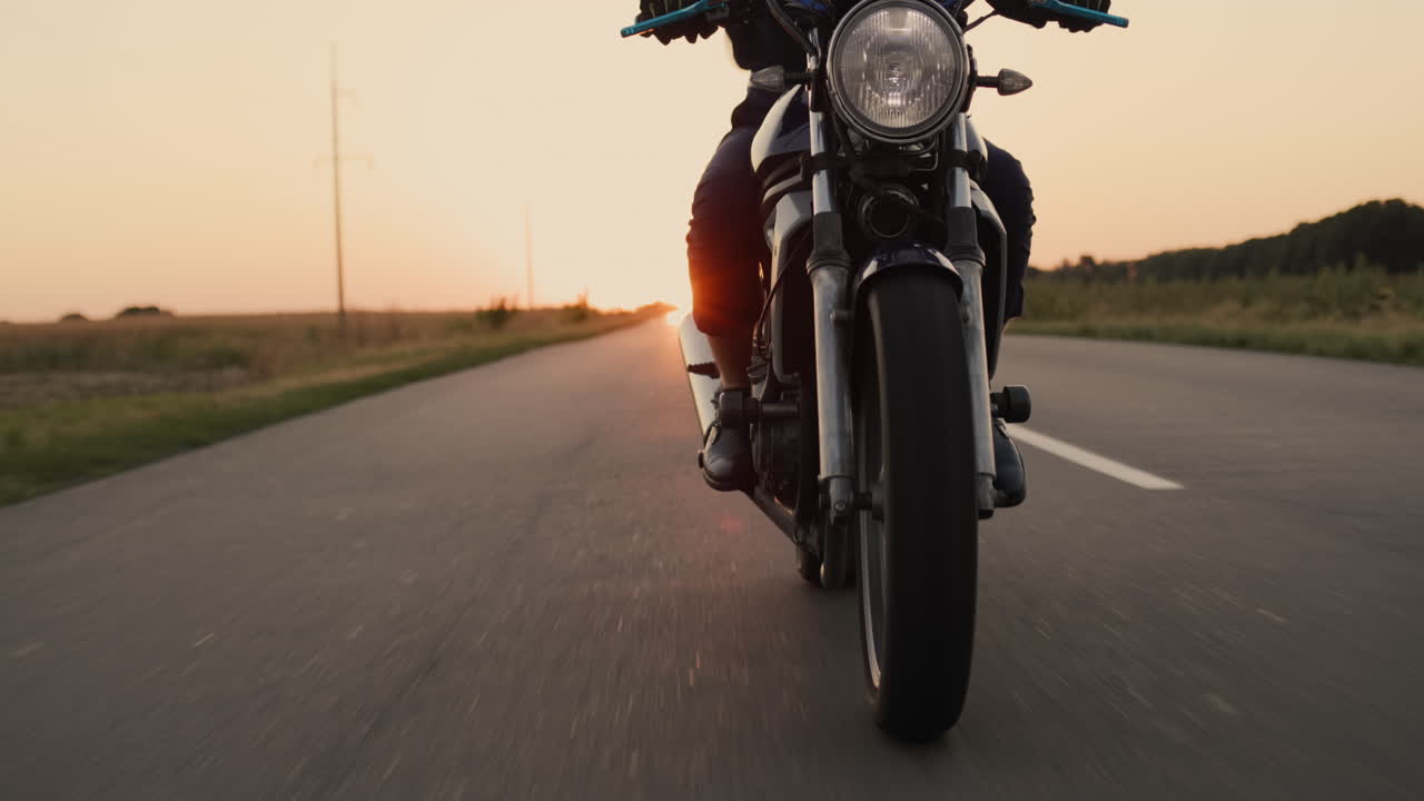 silueta de un motociclista montando en la carretera 3