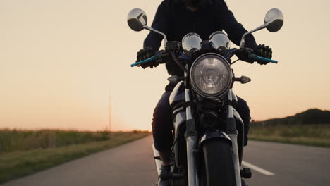 Silhouette-Eines-Motorradfahrers,-Der-Auf-Der-Autobahn-Fährt-3