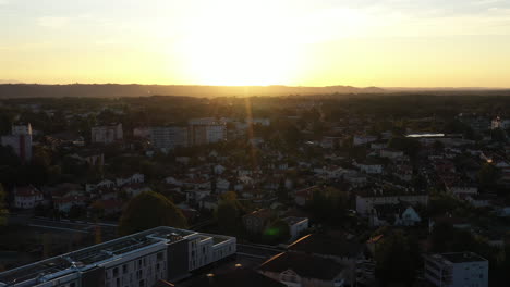 pau puesta de sol sobre los edificios de la zona residencial francia