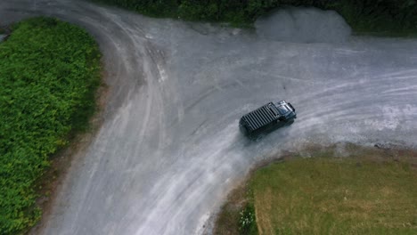 imágenes de cámara de drones aéreas cinematográficas aéreas que puede conducir en jeep fuera de la carretera en un paisaje rural rodeado de campos verdes