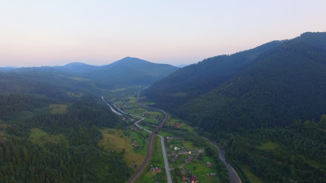 vista aérea: hermosa aldea del cañón ubicada a lo largo del río 02