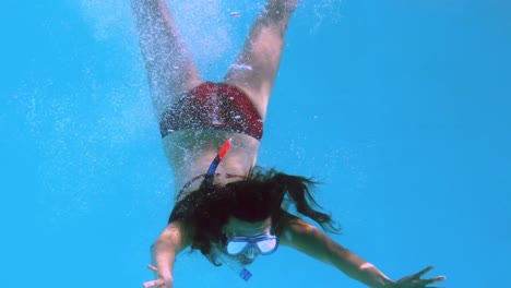 Glückliche-Brünette-Unter-Wasser-Im-Schwimmbad-Mit-Schnorchel