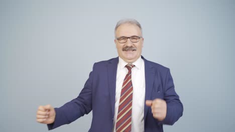 hombre de negocios bailando para la cámara.