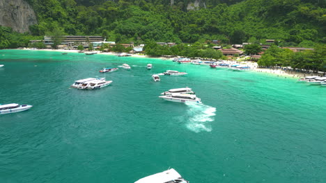 Filmische-Luftaufnahmen-Von-Booten-In-Der-Berühmten-Bucht-Der-Insel-Koh-Phi-Phi-In-Thailand,-Asien,-Drohne