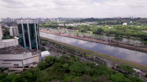 Slow-traffic-on-the-highway