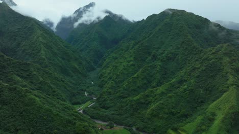 Tahiti-Französisch-Polynesien-Teahupoo-Luftaufnahme-Drohne-Regnen-Nebel-Hinauf-Die-Berggipfel-Fluss-Morgen-Grau-Graue-Jahreszeit-Nass-Grün-Punkt-Faremahora-Dorf-Stadt-Südpazifik-Mount-Tohivea-Insel-Vorwärtsbewegung-