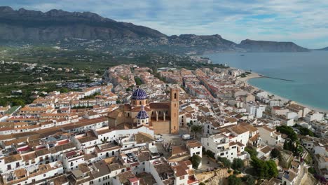 Altstadt-Von-Altea,-Kirche-Und-Stadt-An-Der-Costa-Blanca-In-Spanien---4K-Luftaufnahme