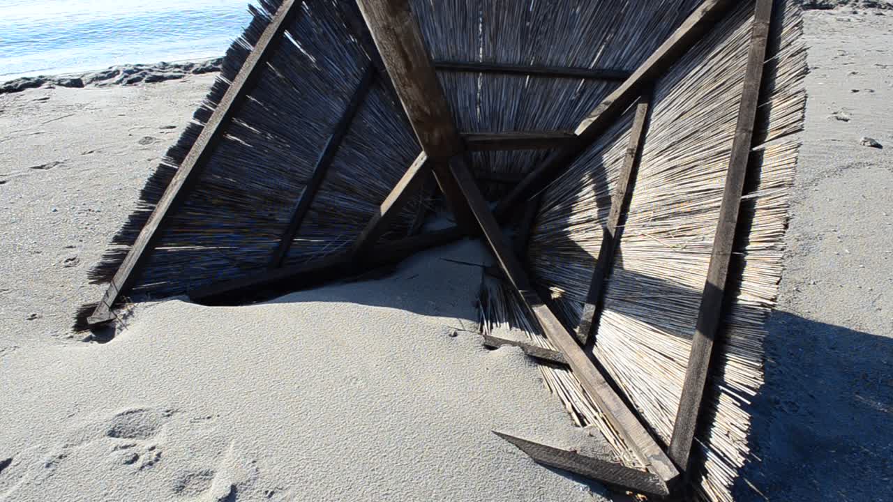 Paglia e baldacchini. Baldacchini su una spiaggia