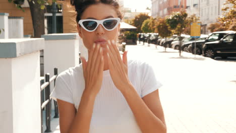 mujer elegante con camiseta blanca y gafas de sol