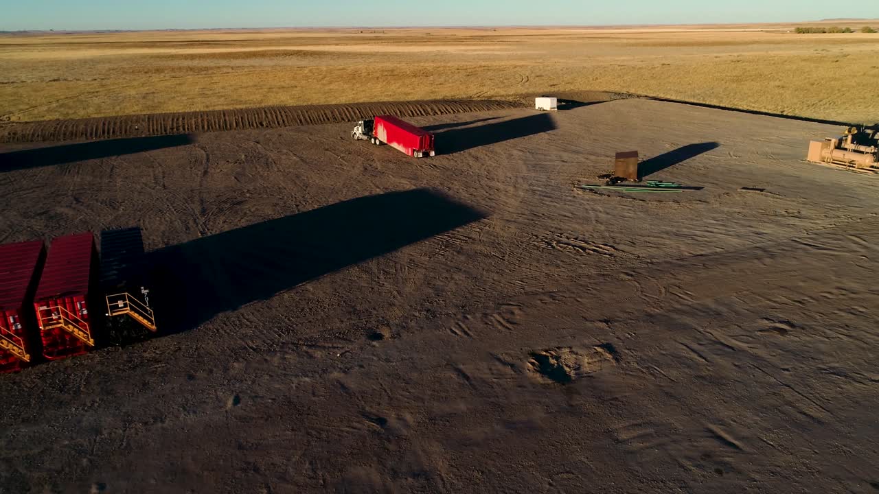 세미 트럭은 파쇄를 준비하기 위해 드릴 사이트에 새 장비를 제공합니다.