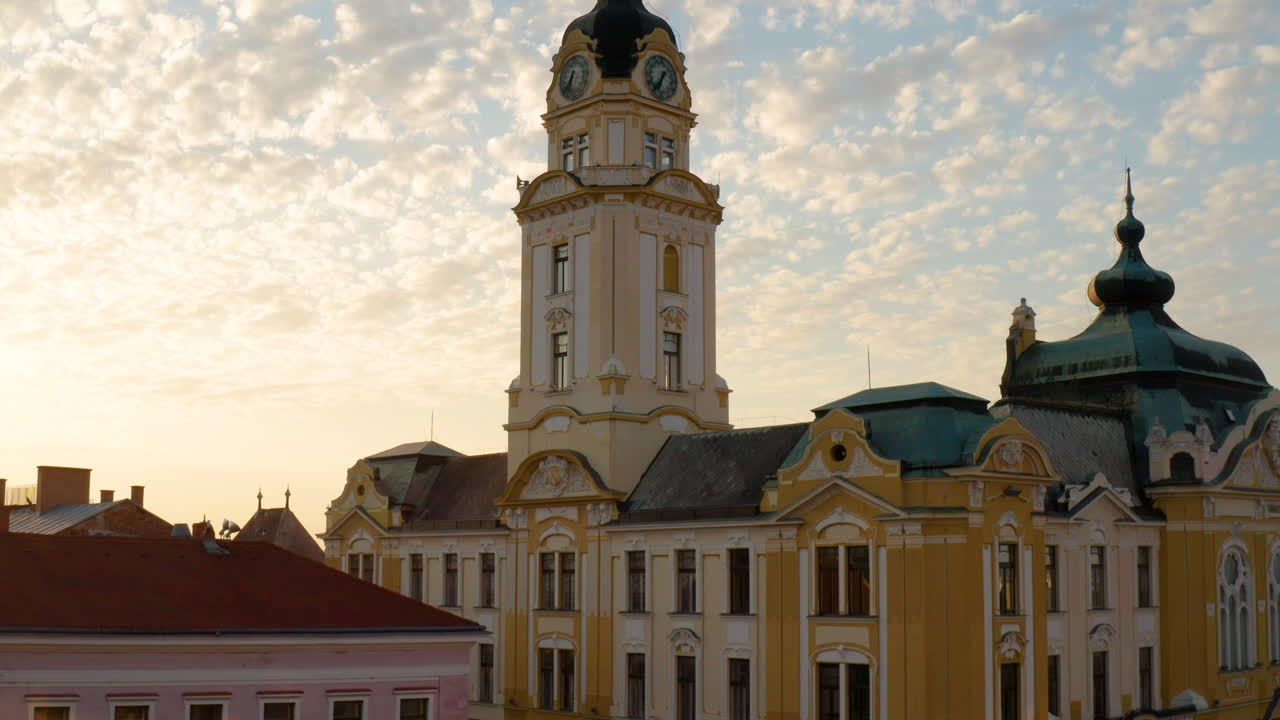 Hodinová věž radnice v Pécsu za východu slunce na Széchenyiho náměstí, Pécs, Maďarsko