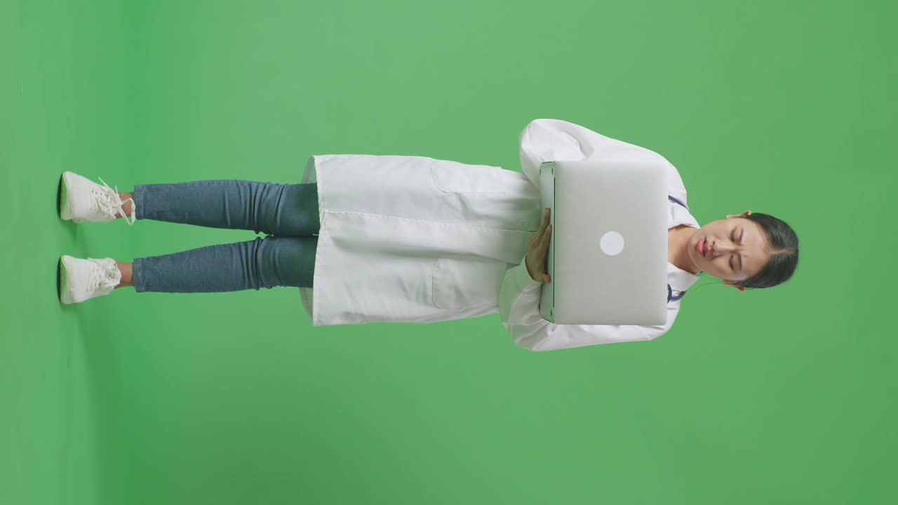 el doctor con la computadora portátil parece angustiado.