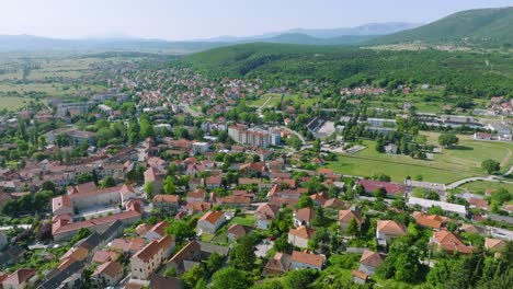 Stadtbild-Von-Sinj-Mit-Rot-überdachten-Architekturen-Im-Kontinentalen-Teil-Der-Gespanschaft-Split-Dalmatien,-Kroatien