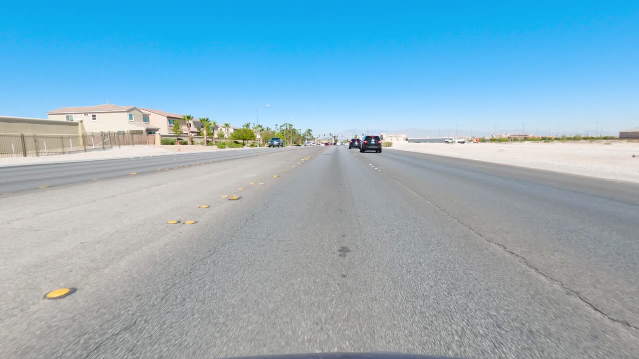 뜨거운 여름 날 네바다에서 운전하는 pov