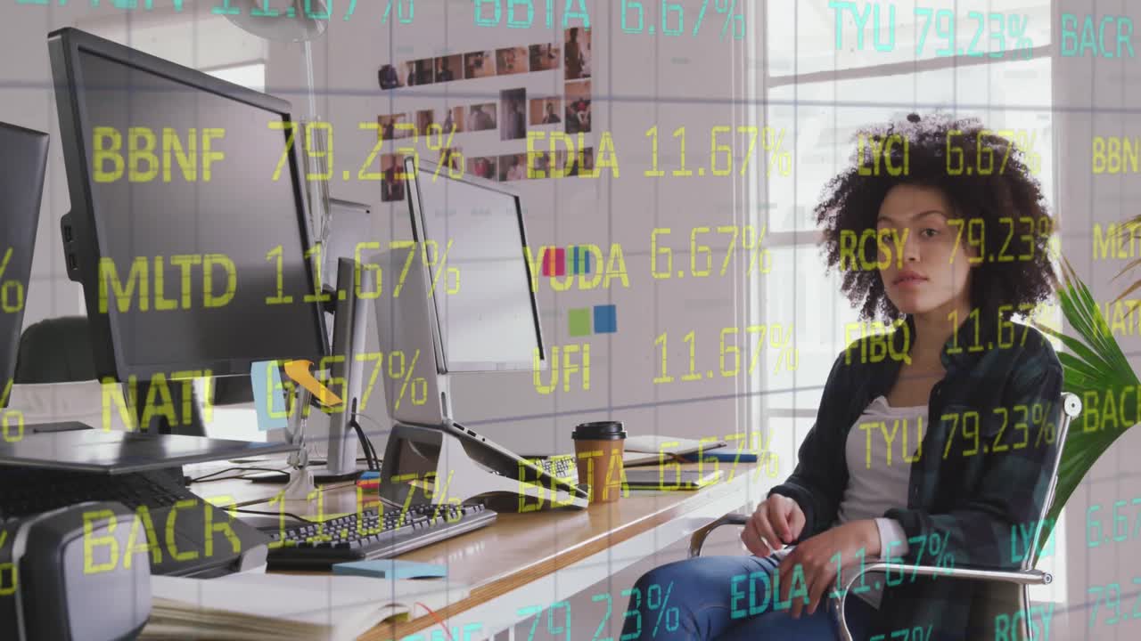 animación del procesamiento de datos del mercado de valores sobre una diseñadora gráfica biracial usando una tableta gráfica.