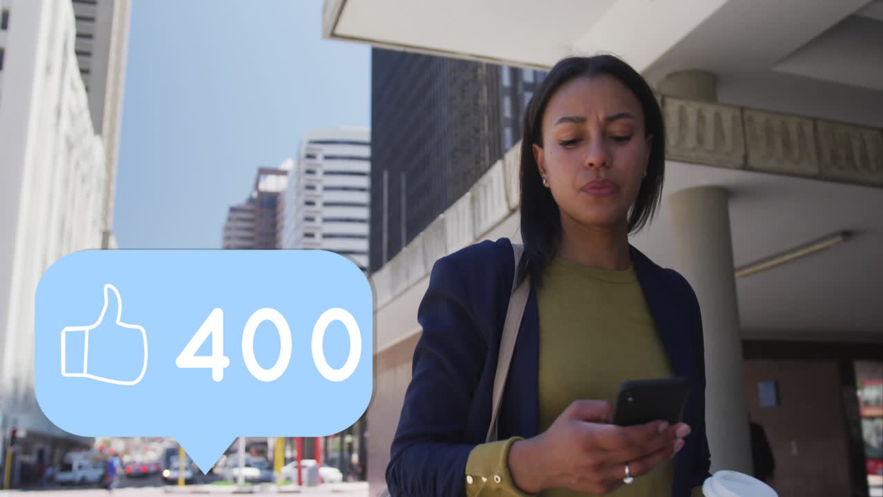animación de un icono de pulgar hacia arriba con números cambiando sobre una mujer que usa un teléfono inteligente en la ciudad