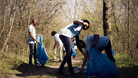 Equipo-Afroamericano-De-Voluntarios-Recogiendo-Basura-Del-Suelo.