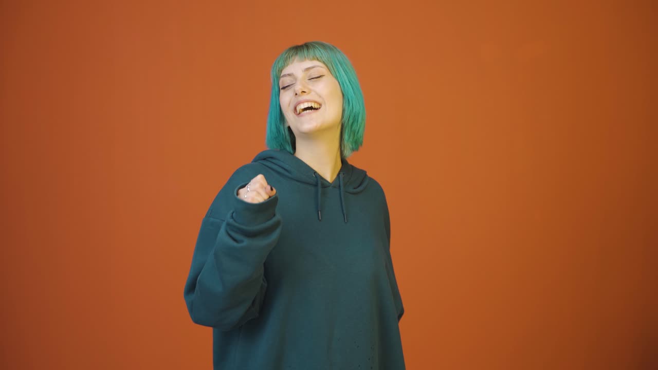 la joven está cantando.