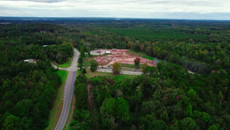 Vacío-Demolido-Aniquilado-Sitio-Lugar-Ubicación-En-Medio-De-Una-Naturaleza-Vívida-Innumerables-árboles-Vista-De-Pájaros-Base-Para-Construir-Una-Casa-Lugar-De-Trabajo-De-Excavación-Pocas-Casas-Alrededor-De-La-Carretera-Horizonte-Vacío-Brent-Alabama